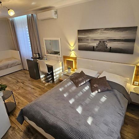 Willa-Restauracja Victoria Ostrowiec Świętokrzyski Exteriér fotografie