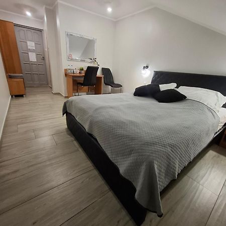 Willa-Restauracja Victoria Ostrowiec Świętokrzyski Exteriér fotografie