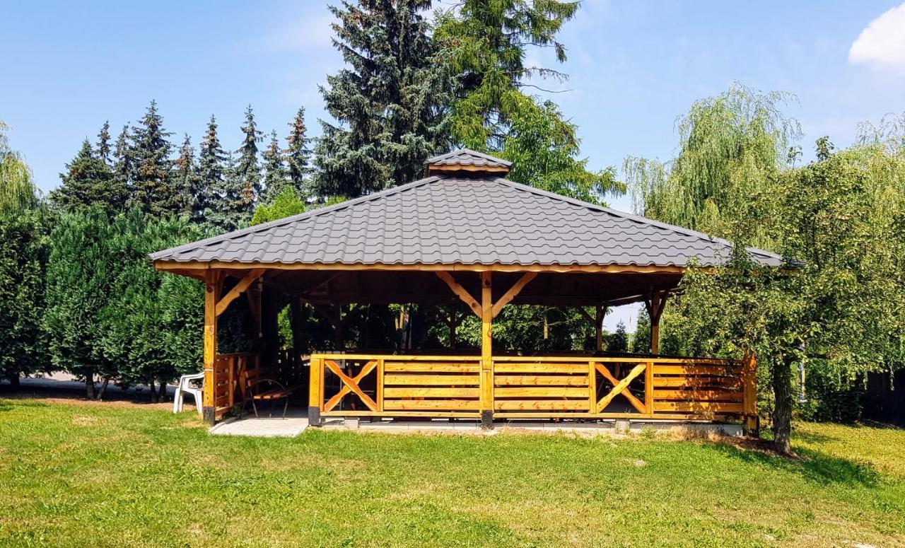 Willa-Restauracja Victoria Ostrowiec Świętokrzyski Exteriér fotografie