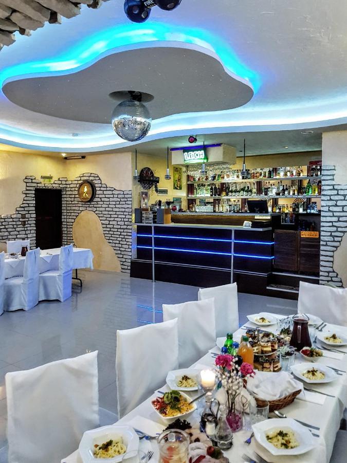 Willa-Restauracja Victoria Ostrowiec Świętokrzyski Exteriér fotografie