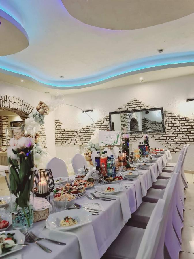 Willa-Restauracja Victoria Ostrowiec Świętokrzyski Exteriér fotografie