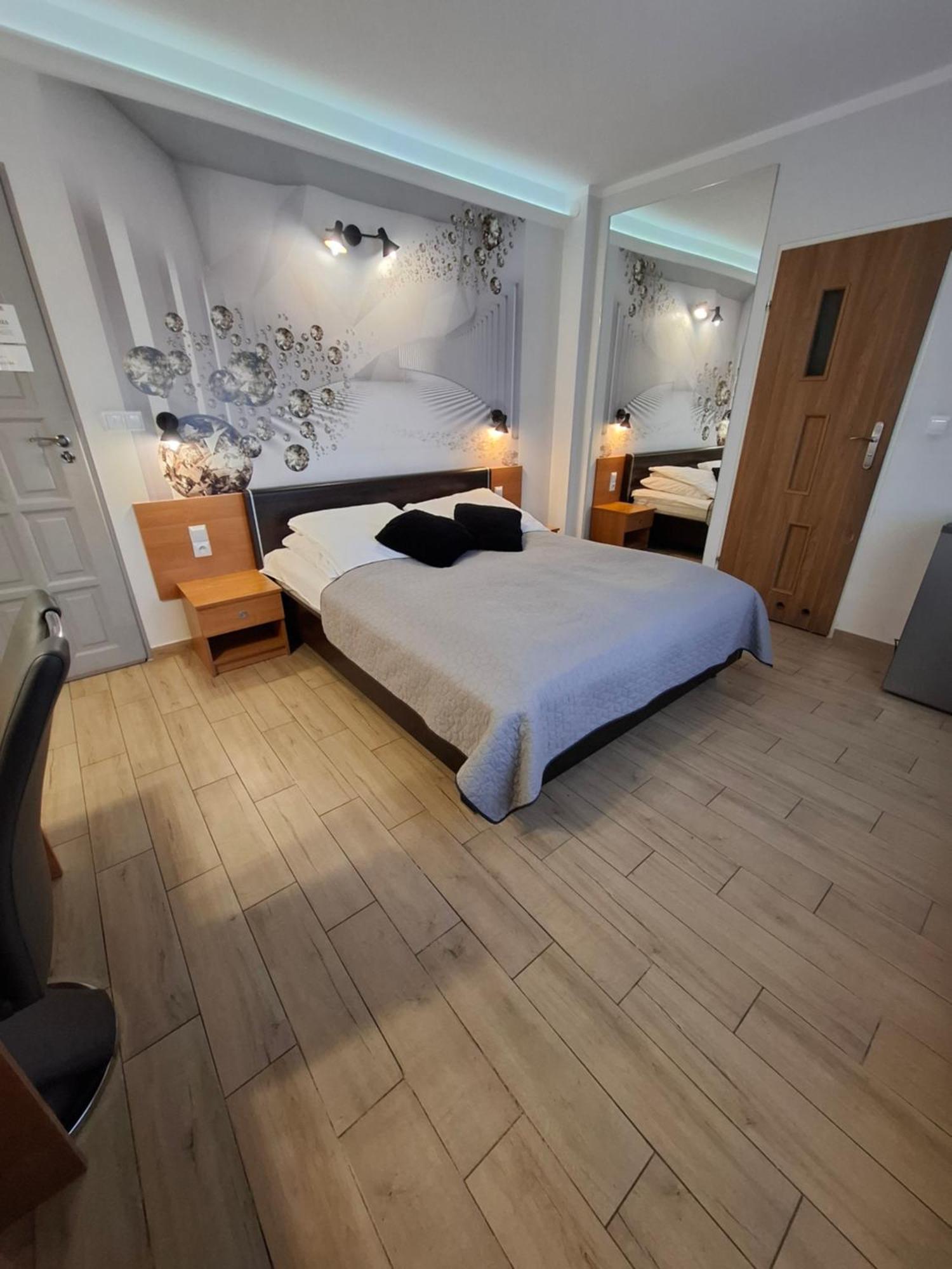 Willa-Restauracja Victoria Ostrowiec Świętokrzyski Exteriér fotografie