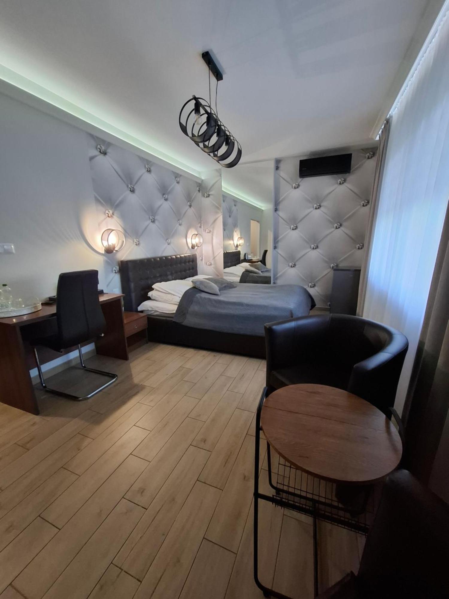 Willa-Restauracja Victoria Ostrowiec Świętokrzyski Exteriér fotografie