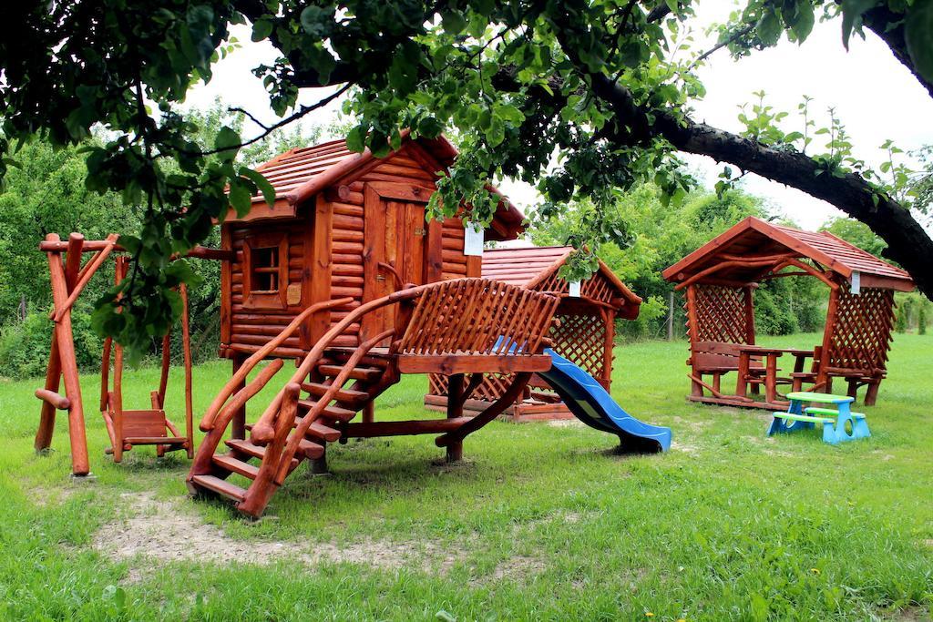 Willa-Restauracja Victoria Ostrowiec Świętokrzyski Exteriér fotografie