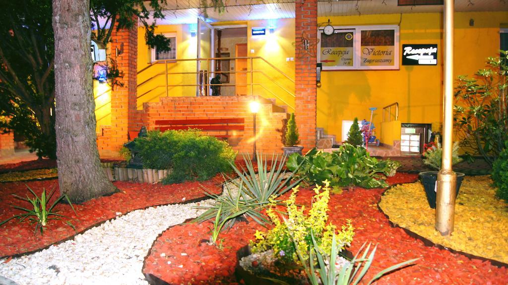 Willa-Restauracja Victoria Ostrowiec Świętokrzyski Exteriér fotografie