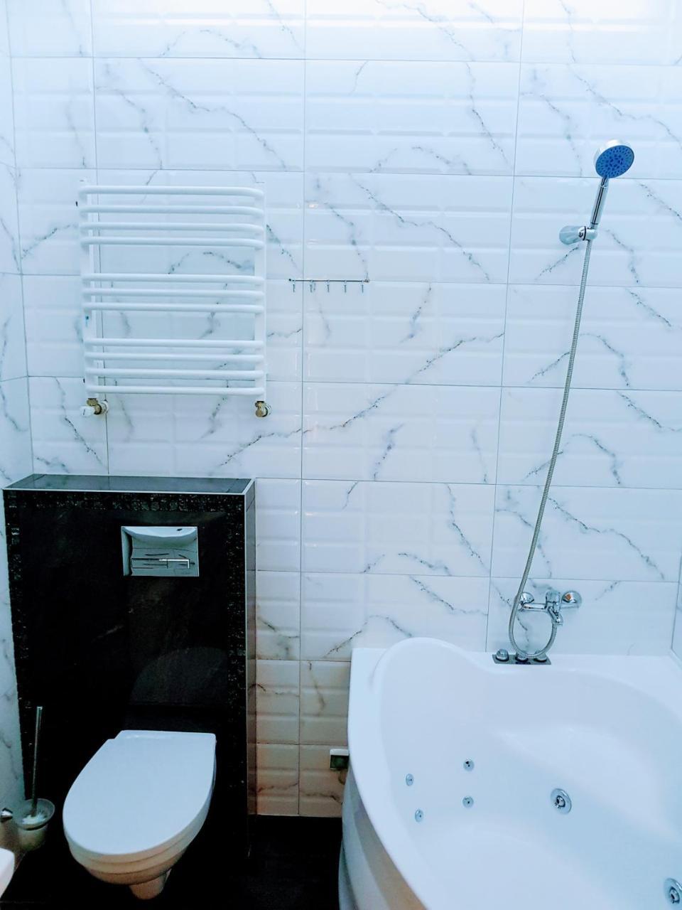Willa-Restauracja Victoria Ostrowiec Świętokrzyski Exteriér fotografie